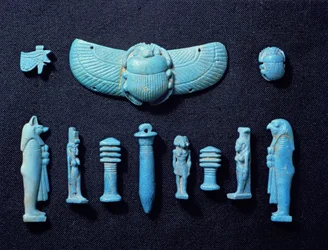Egyptische amuletten, uit Abydos, waarschijnlijk 18e Dynastie, Nieuwe Koninkrijk, ca. 1555-1337 v.Chr. (faience blauw geglazuurd aardewerk)